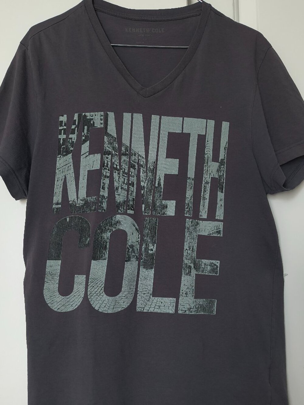Kenneth Cole New York Graphic V-Neck Tee Men's M Charcoal Gray